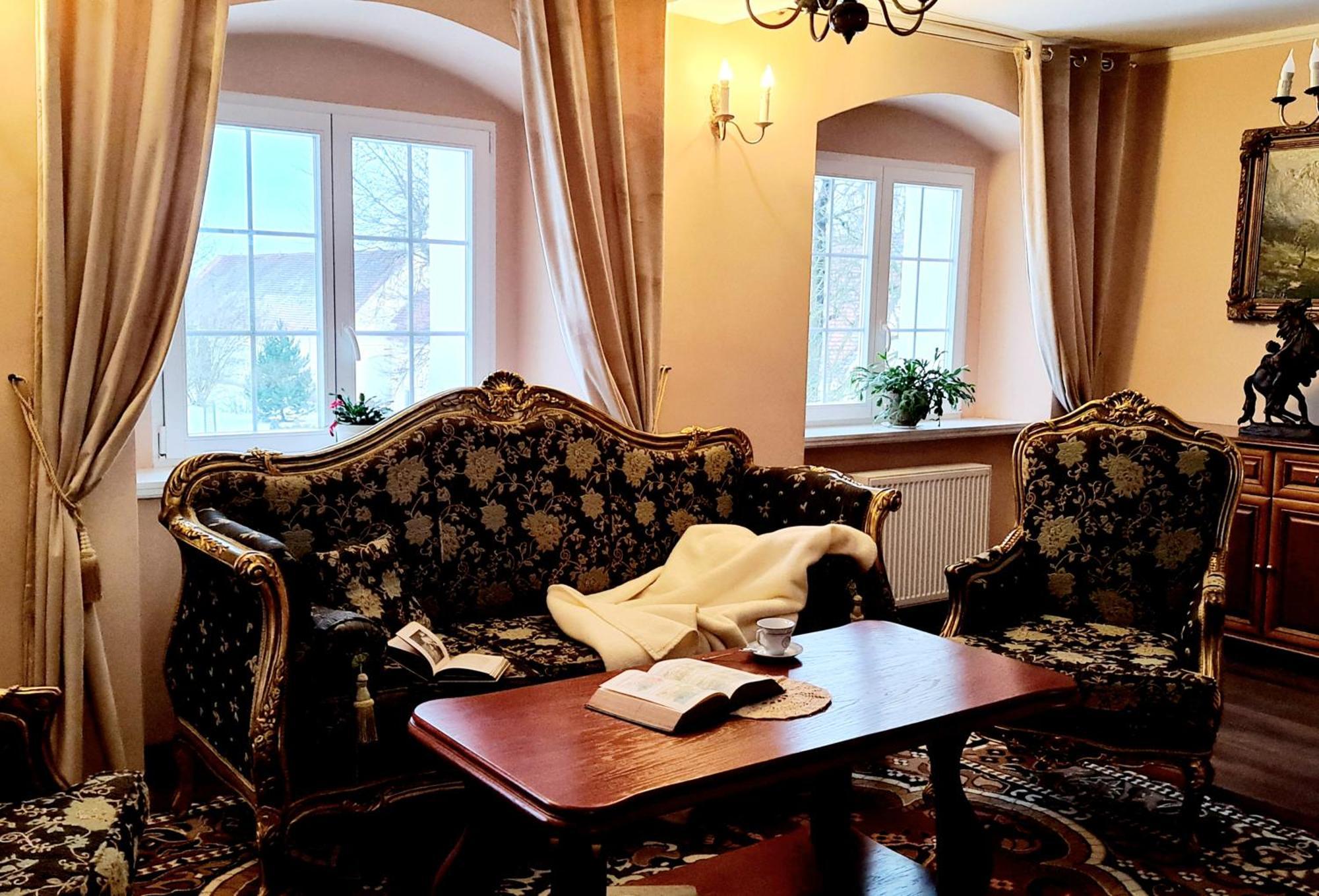 Palac Henrykow Szprotawa エクステリア 写真
